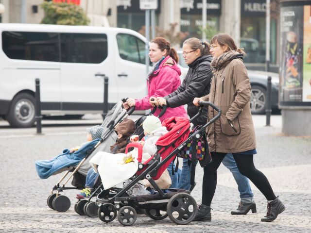 počasie, jeseň, chladno, ženy s kočíkom, deti,