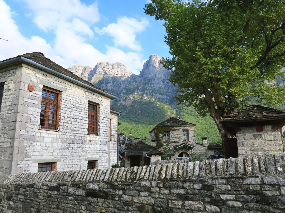 Grécko, Meteora, Papingo, kláštory, domy, skaly