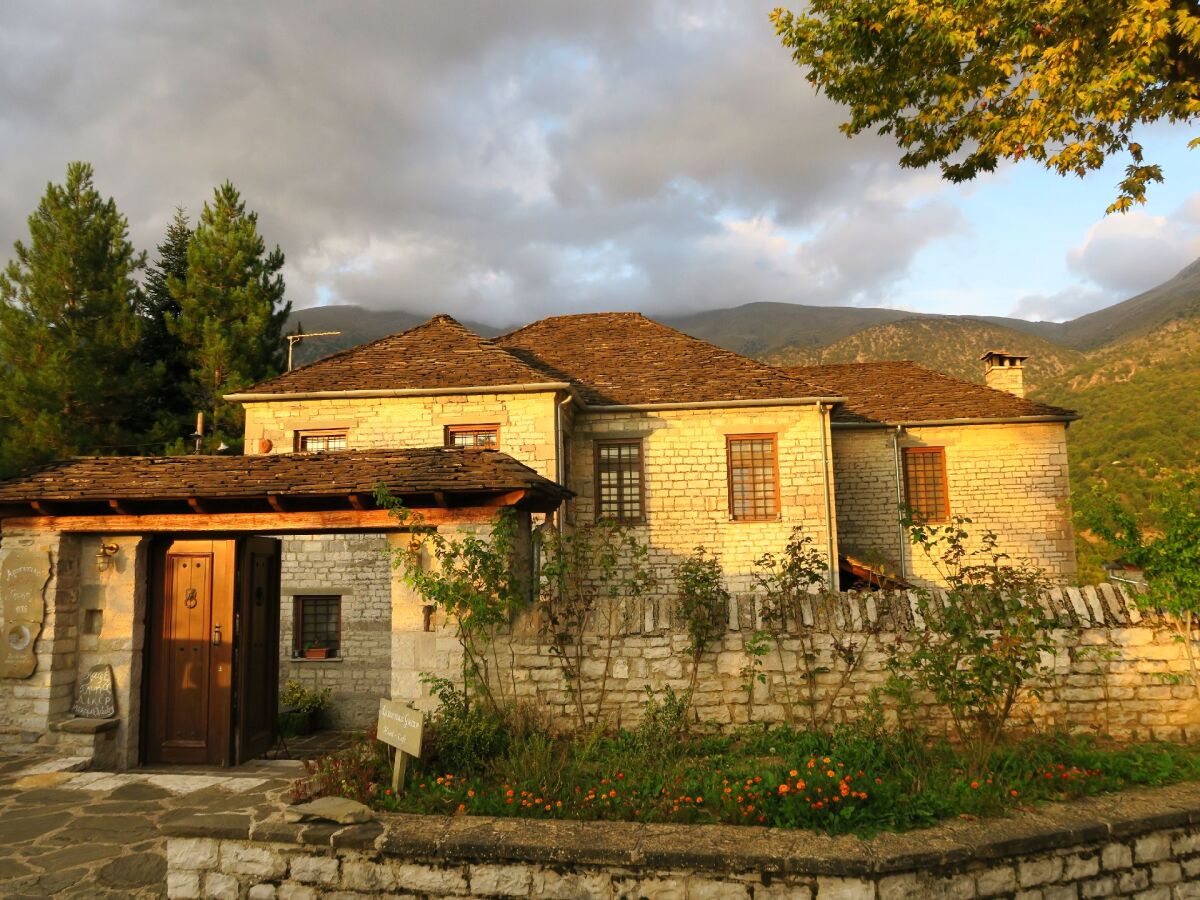 Grécko, Meteora, Papingo, kláštory, domy, skaly