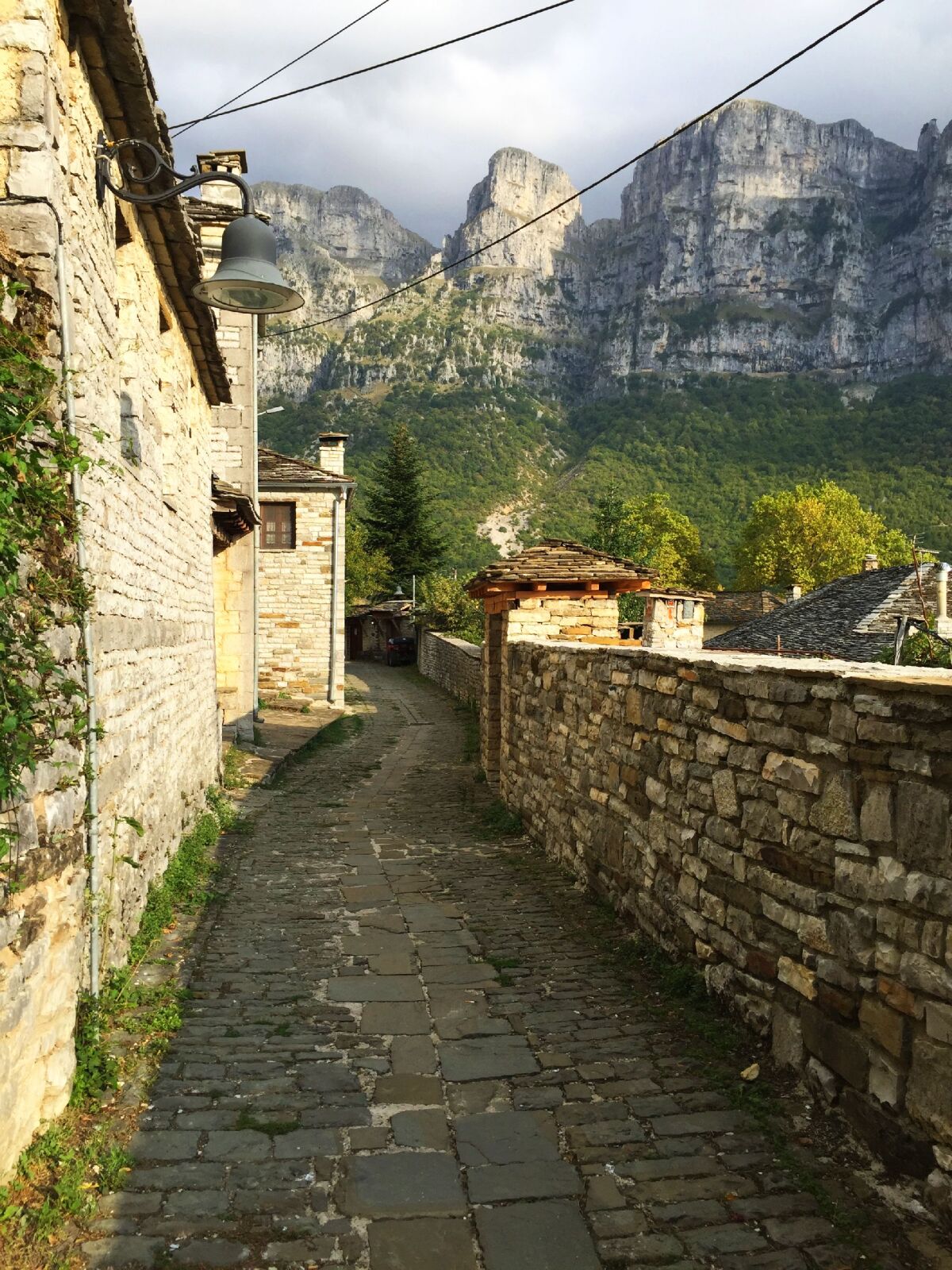 Grécko, Meteora, Papingo, kláštory, domy, skaly