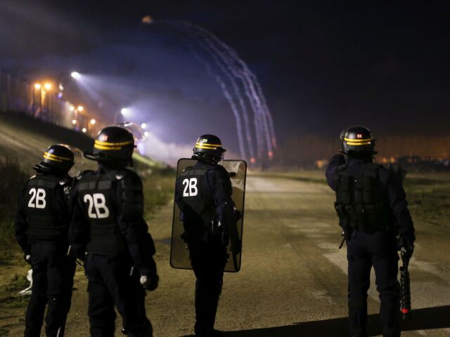 calais, utečenci, migranti, polícia, protest, demonštrácia,