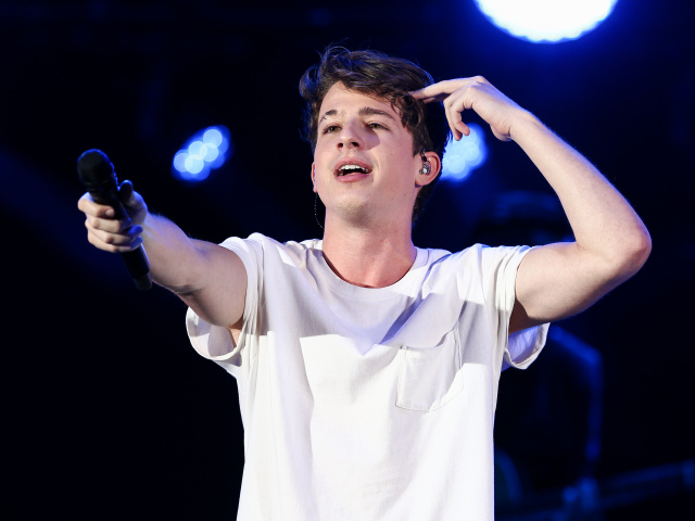 Spevák a skladateľ Charlie Puth na archívnom zábere.