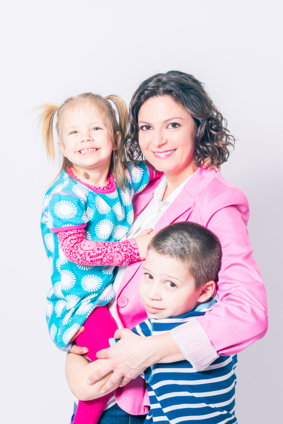 Lujza Garajová Schrameková so svojimi deťmi, synom Viktorom a dcérou Gretkou.