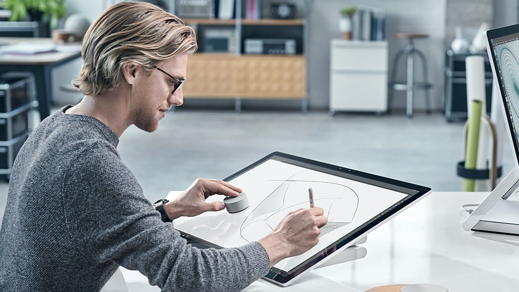 Jednou z najvýraznejších noviniek Microsoftu je ovládač Surface Dial s hmatovou odozvou (na obrázku).