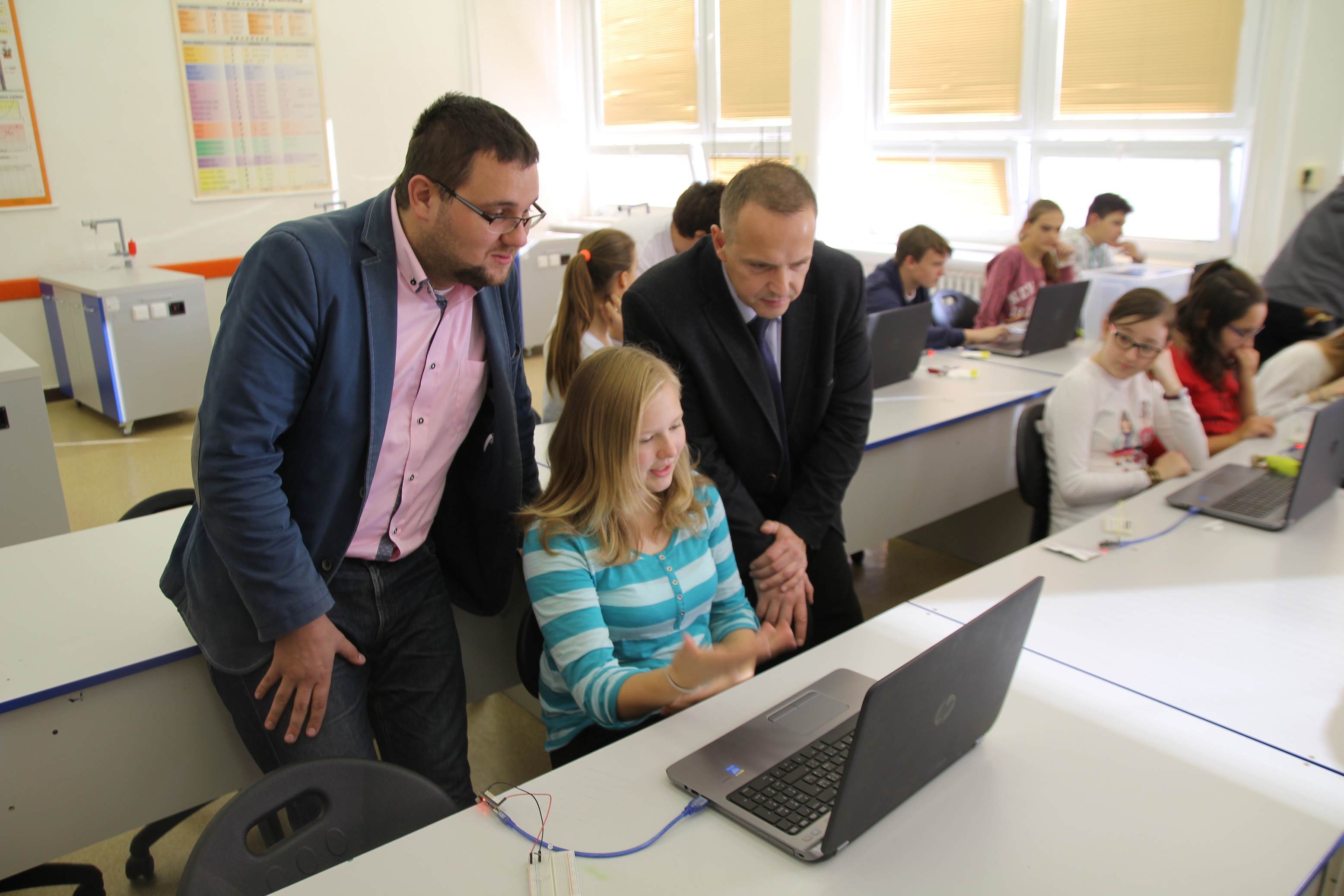 Prezentácia zdrojového kódu Arduino Nano predsedovi združenia Michalovi Hybskému a viceprimátorovi Žiliny Patrikovi Gromovi na ZŠ Námestie mladosti v Žiline
