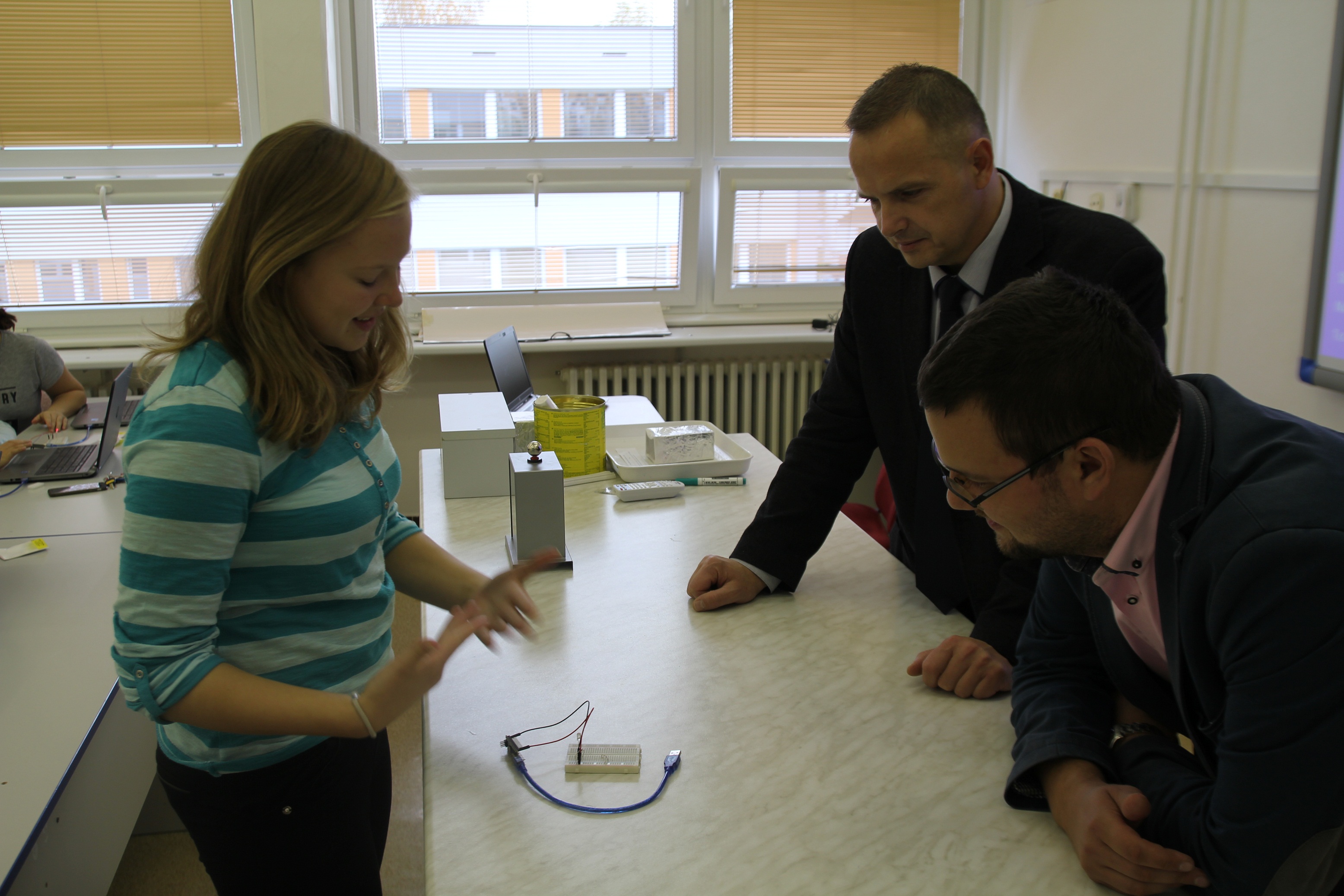 Prezentácia zapojenia Arduino Nano na breadboard predsedovi združenia Michalovi Hybskému a viceprimátorovi Žiliny Patrikovi Gromovi na ZŠ Námestie mladosti v Žiline