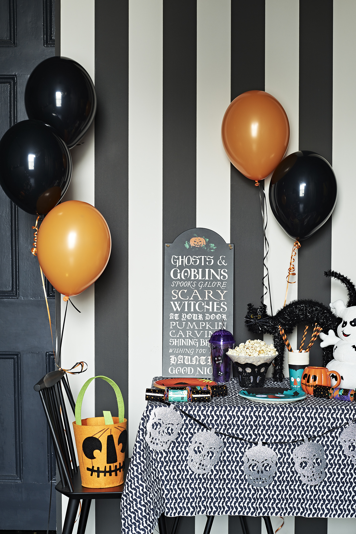 Oranžová, čierna a biela - halloween si pýta práve tieto farby, sainsburyshome. com