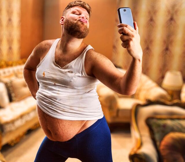 tučný muž, tučnota, obezita, brucho, selfie, telefón, mobil, obývačka, fotka, fotenie, 