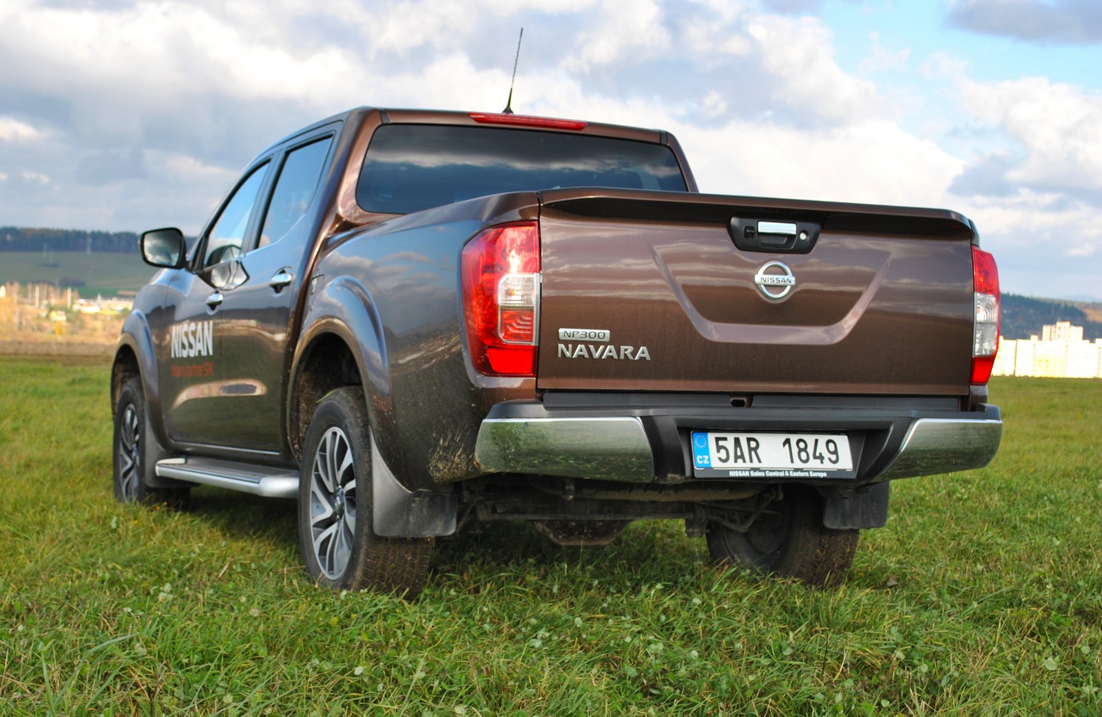 Navara nemá len umelé SUV svaly. V teréne sa cíti lepšie ako na ceste.