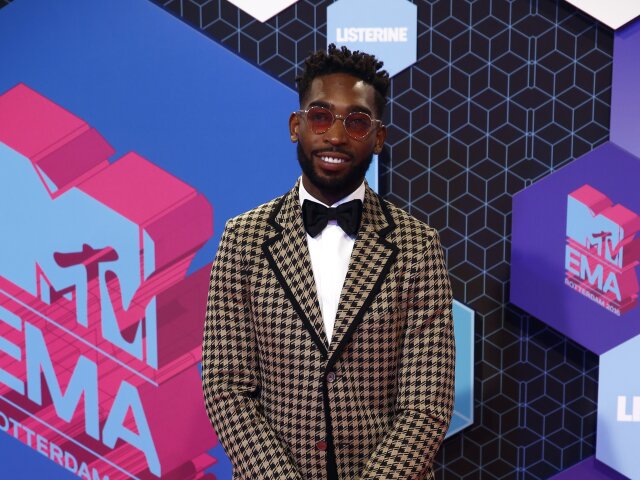Tinie Tempah pózuje fotografom. 