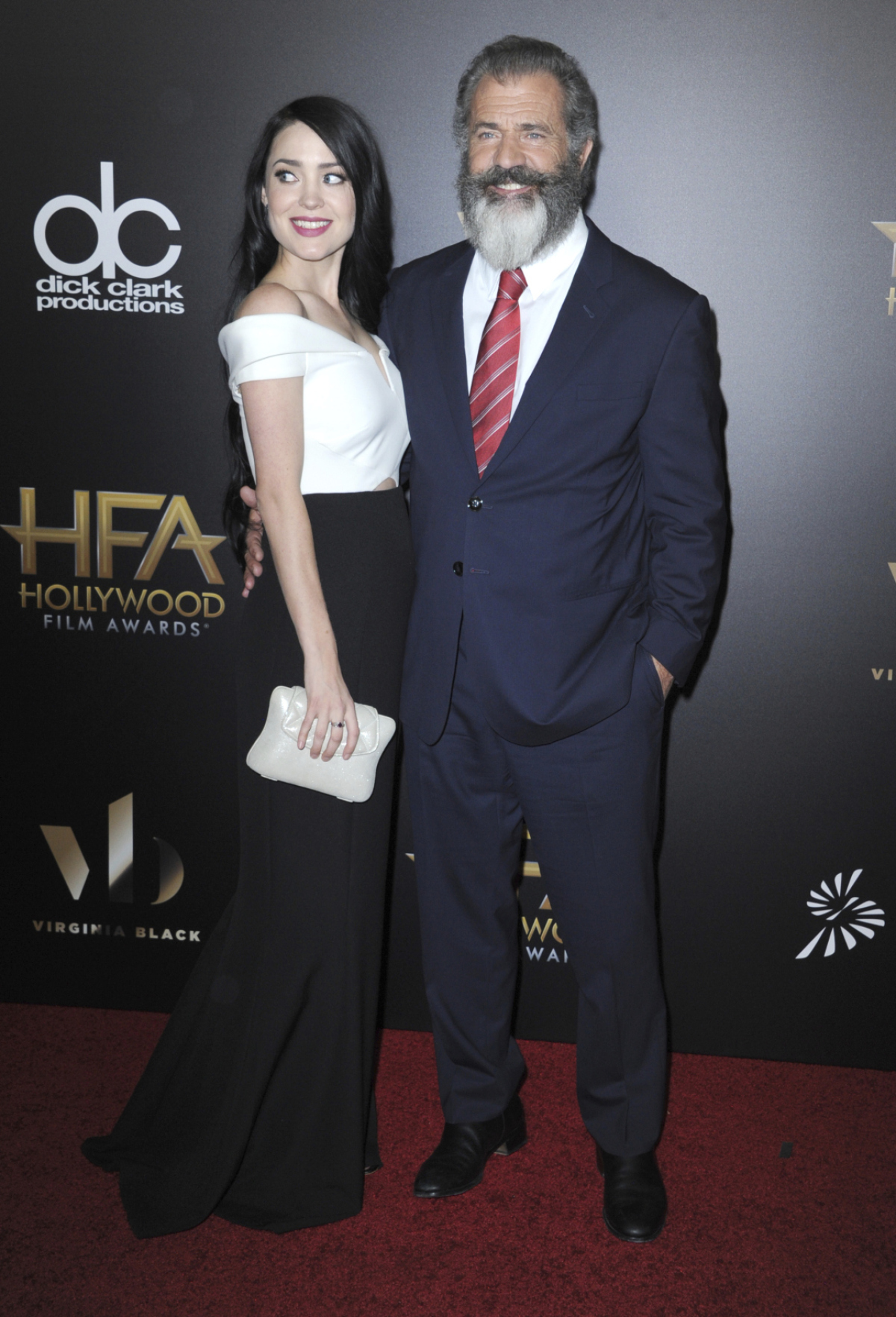 Herec a režisér Mel Gibson prišiel s priateľkou Rosalind Rossovou.
