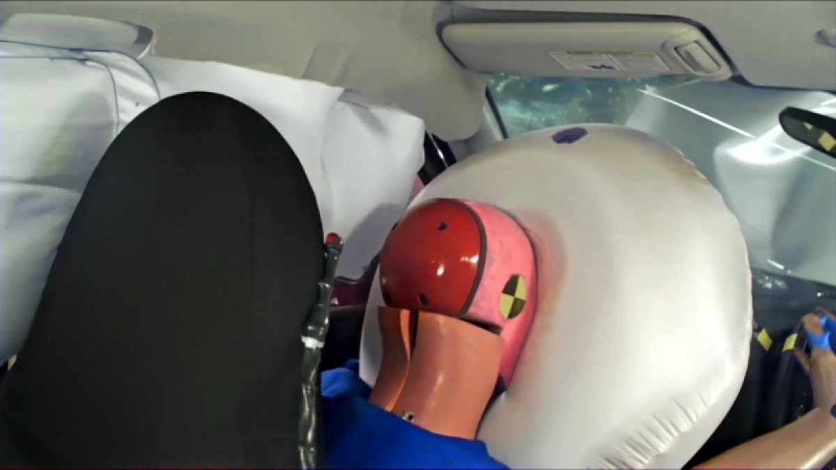 IIHS: Nissan Versa vs Nissan Tsuru - crash test