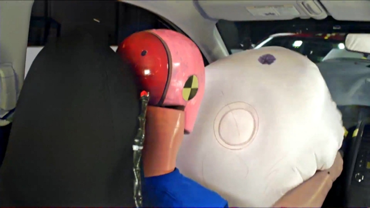 IIHS: Nissan Versa vs Nissan Tsuru - crash test