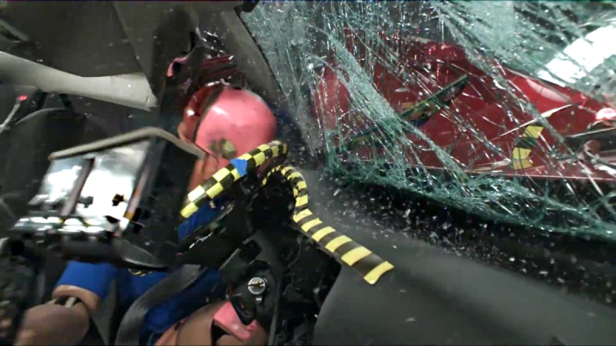 IIHS: Nissan Versa vs Nissan Tsuru - crash test