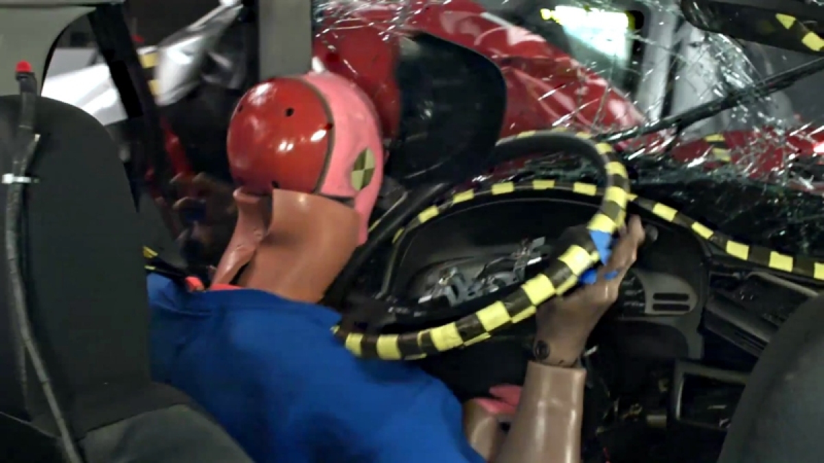 IIHS: Nissan Versa vs Nissan Tsuru - crash test