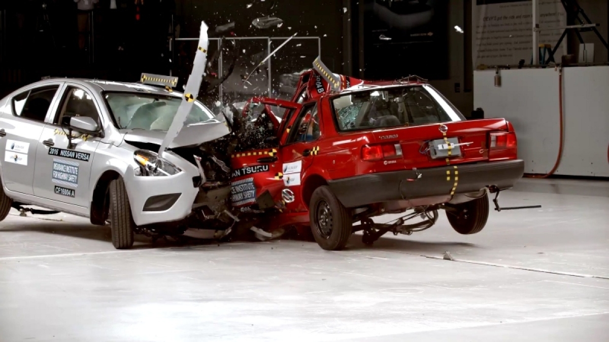 IIHS: Nissan Versa vs Nissan Tsuru - crash test