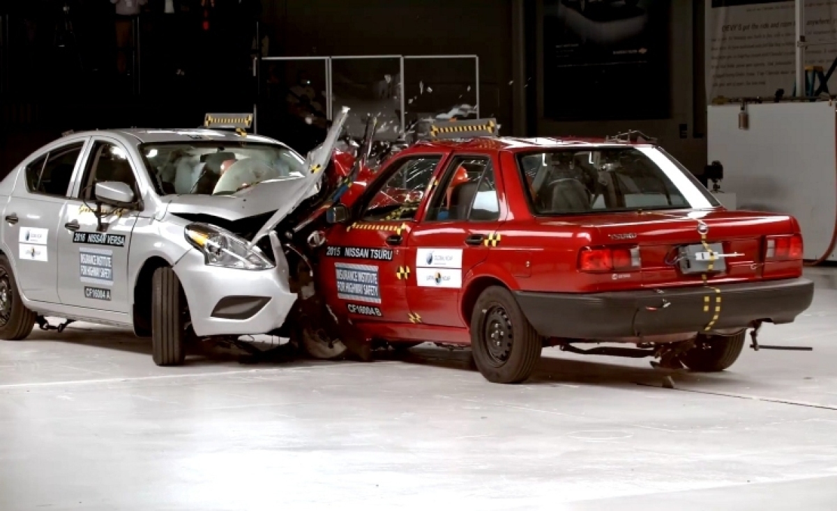 IIHS: Nissan Versa vs Nissan Tsuru - crash test