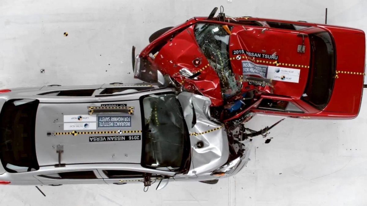 IIHS: Nissan Versa vs Nissan Tsuru - crash test