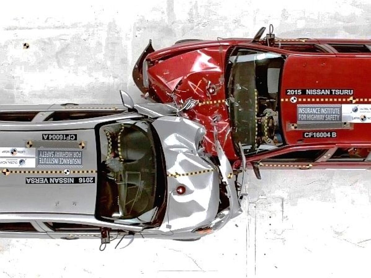 IIHS: Nissan Versa vs Nissan Tsuru - crash test