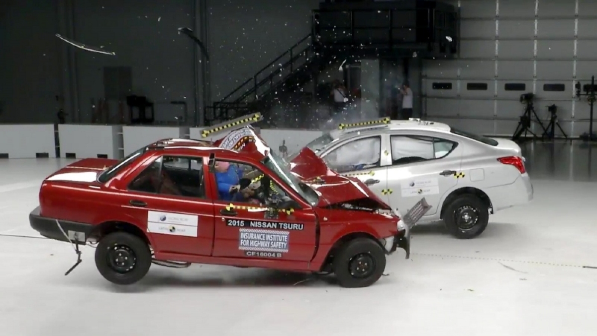 IIHS: Nissan Versa vs Nissan Tsuru - crash test