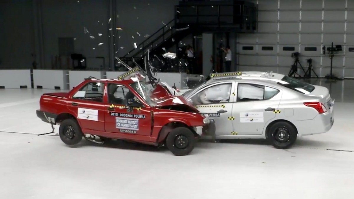 IIHS: Nissan Versa vs Nissan Tsuru - crash test