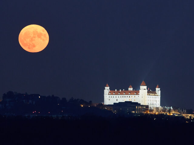 BRATISLAVA:Superspln Mesiaca