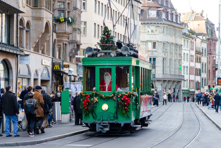 Bazilej, Švajčiarsko, vianoce, električka, Santa Claus