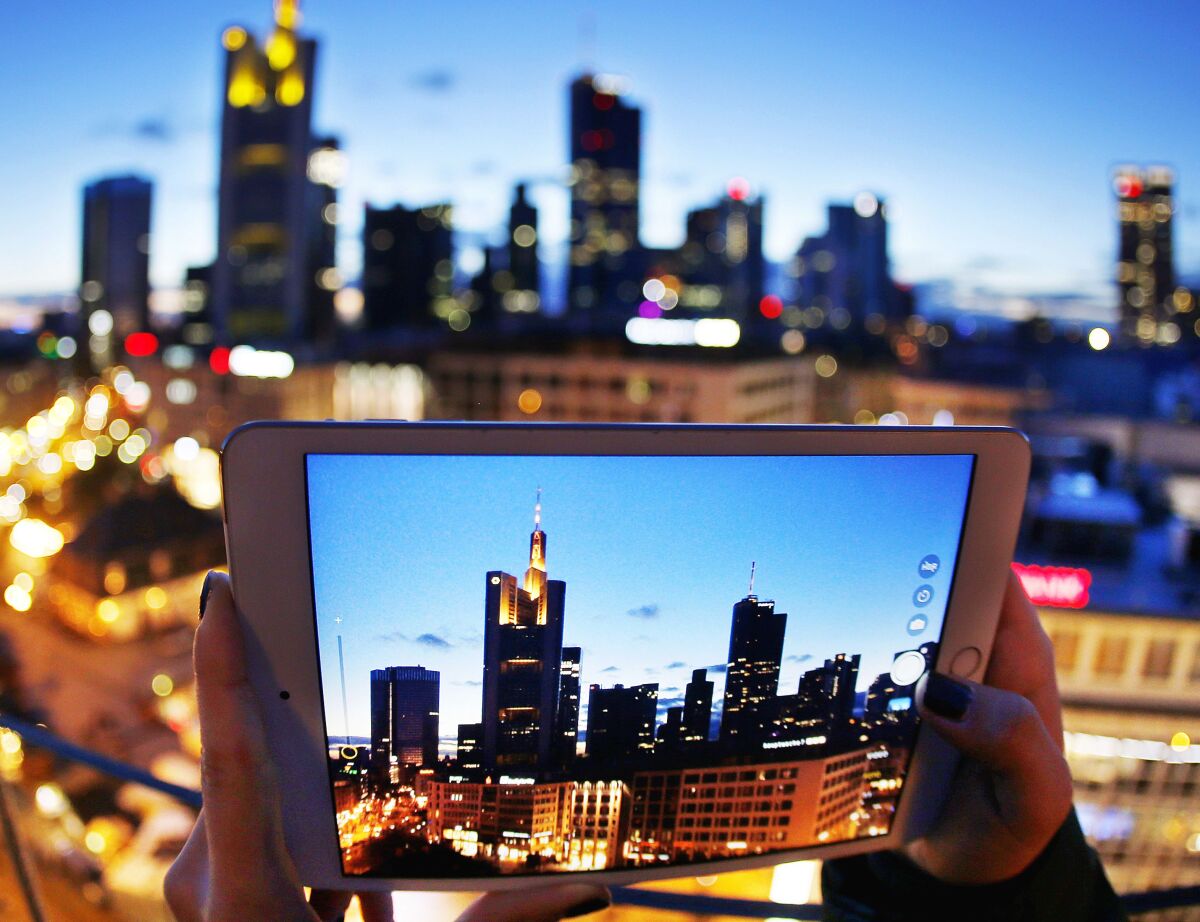 Frankfurt, Nemecko, mesto, iPad, tablet, fotenie, fotografia, budovy, mrakodrapy, večer, panoráma,