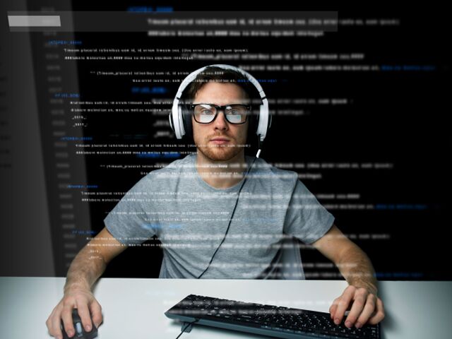 hacker, muž so slúchadlami