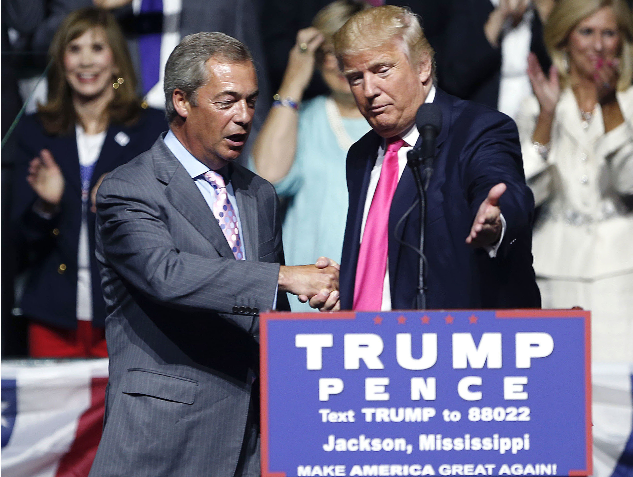 Postpravdivý svet vniesol k moci aj Nigela Faragea (vľavo) a Donalda Trumpa.