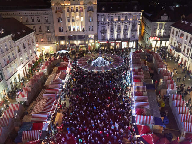Vianoce, vianočné trhy, advent, Bratislava, Hlavné námestie, stánky