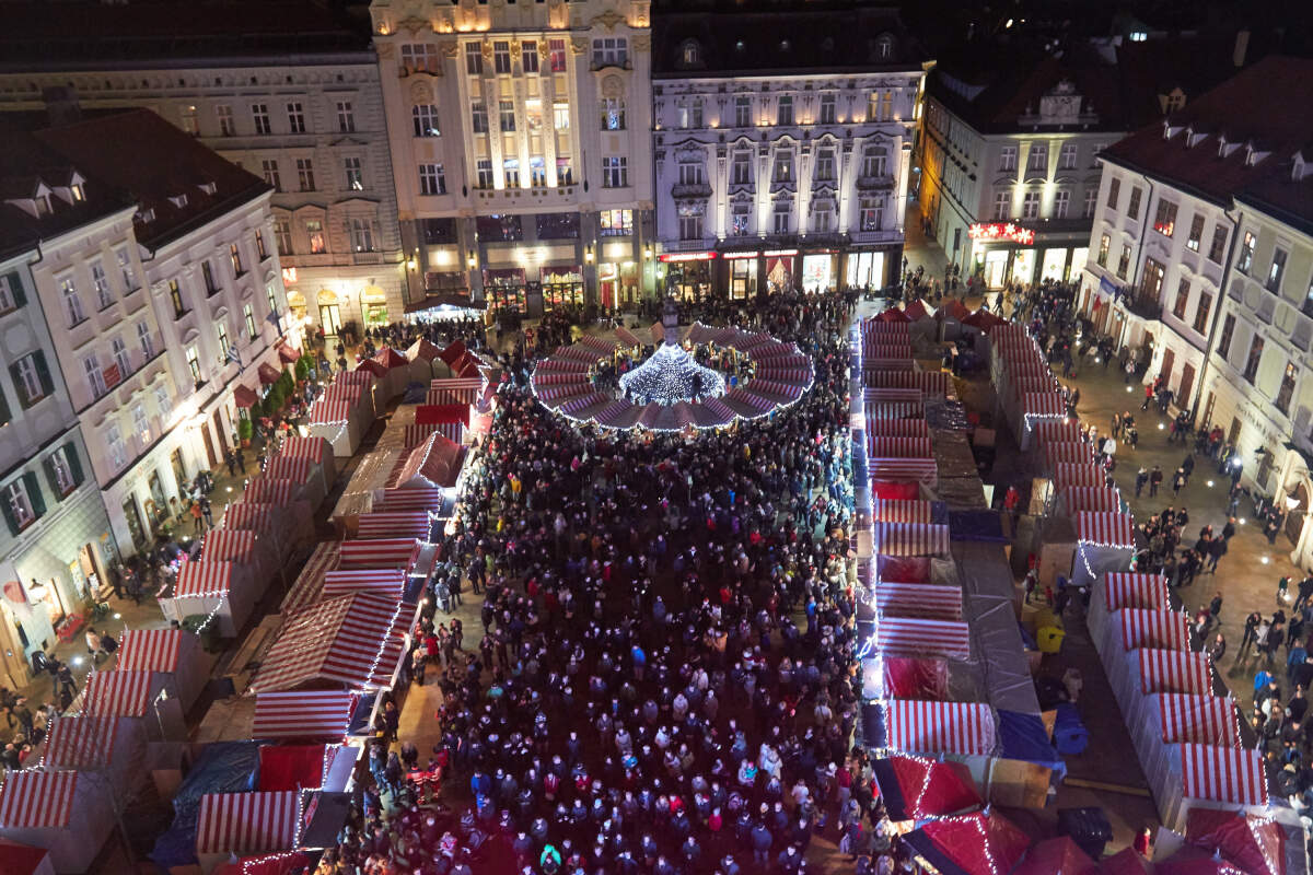 Vianoce, vianočné trhy, advent, Bratislava, Hlavné námestie, stánky