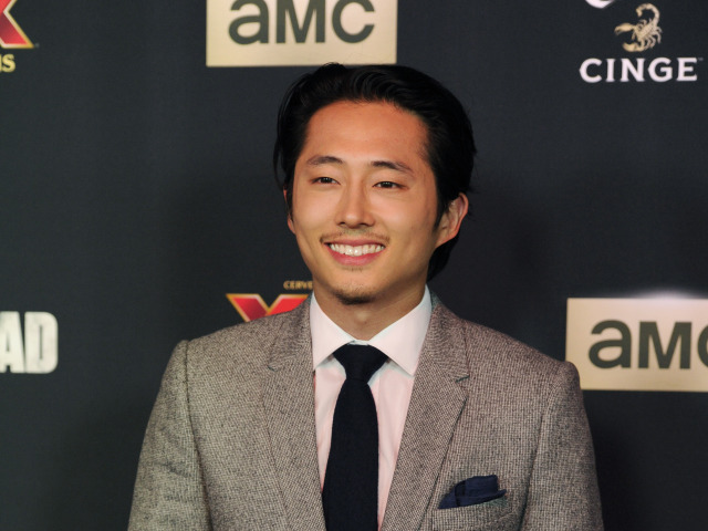 Herec Steven Yeun na premiére seriálu Walking Dead.