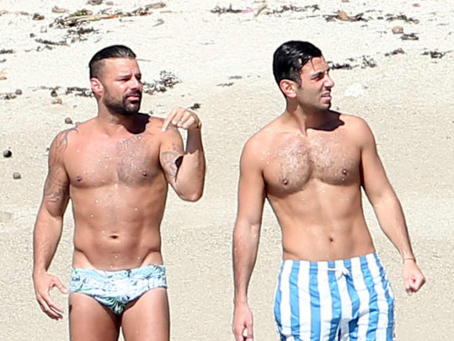 Spevák Ricky Martin a jeho snúbenec Jwan Yosef na pláži v Mexiku. 