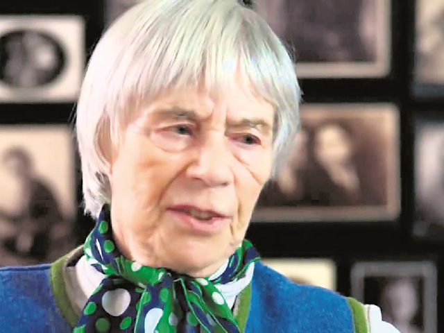 Kitty Hartová-Moxonová, holokaust, druhá svetová vojna