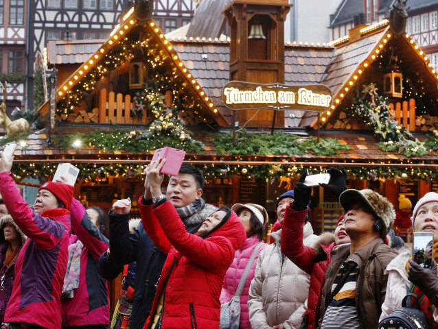 vianočné trhy, adventné trhy, stánky, turisti, Číňania, mobily, fotenie