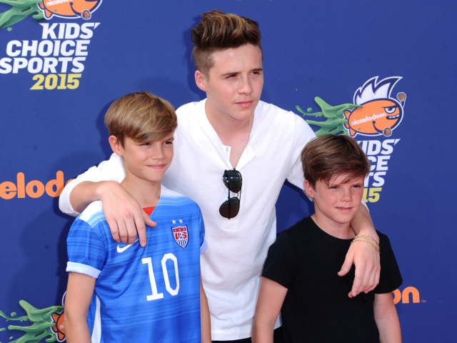 Zľava: Romeo Beckham, Brooklyn Beckham a Cruz Beckham