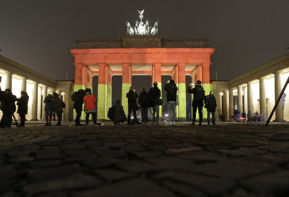 nemecko, brandenburská brána, berlín, útok