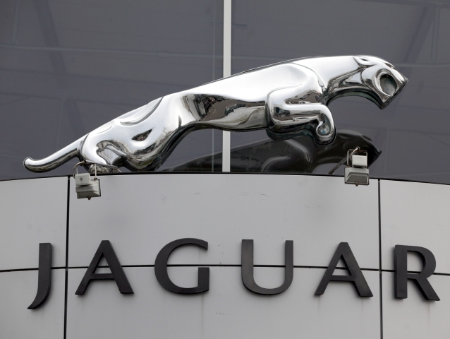 podpis zmluvy jaguar land rover, Jaguar, showroom