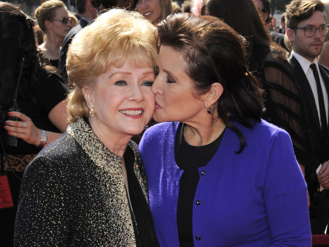 Carrie Fisher (vpravo) a jej mama Debbie Reynolds