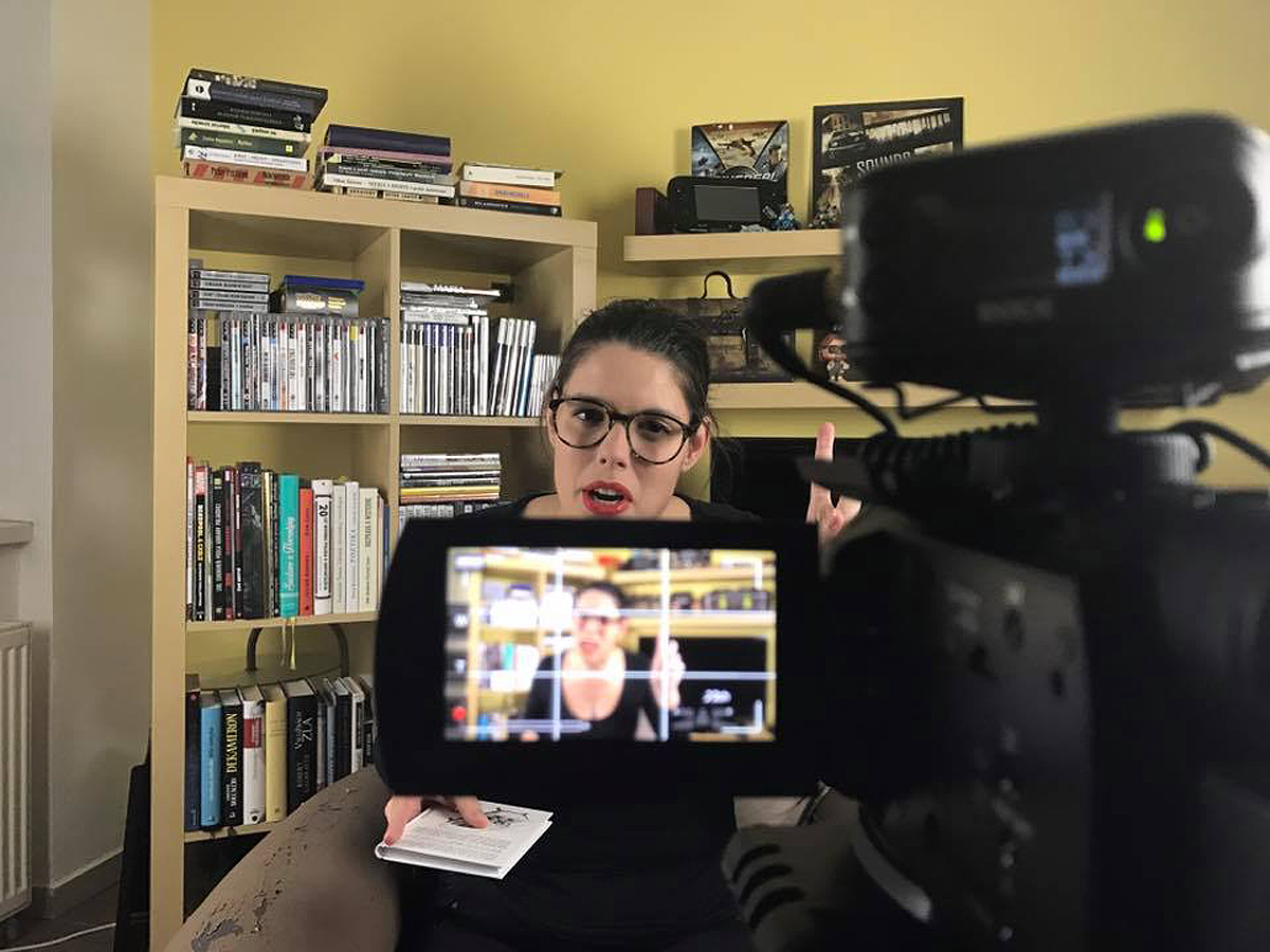 Lenka Macsaliová pri natáčaní YouTube relácie Inferno na polici.