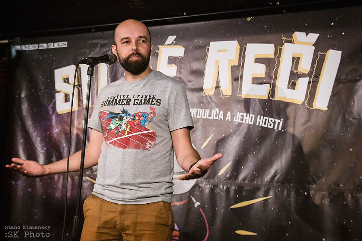 Tomáš Hudák na pódiu stand-up comedy projektu Silné reči.