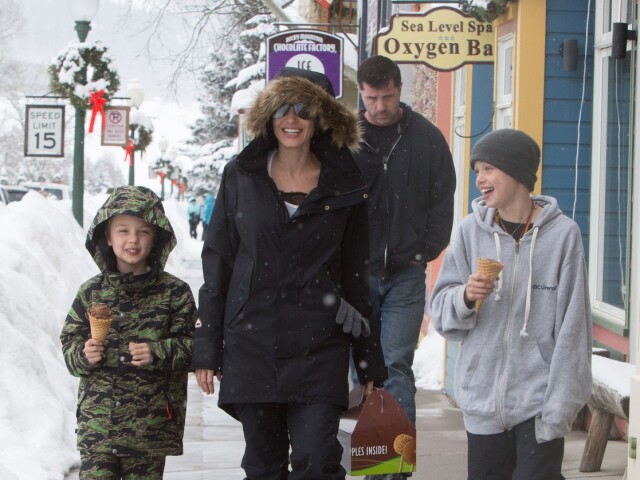 Angelina Jolie s deťmi Shiloh (vpravo) a Knoxom 