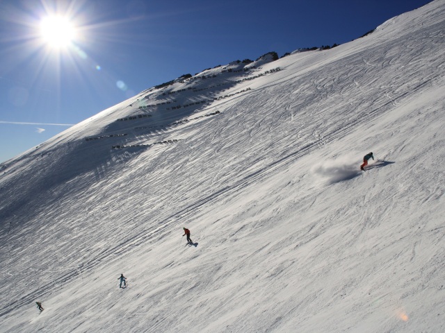 lyžiari