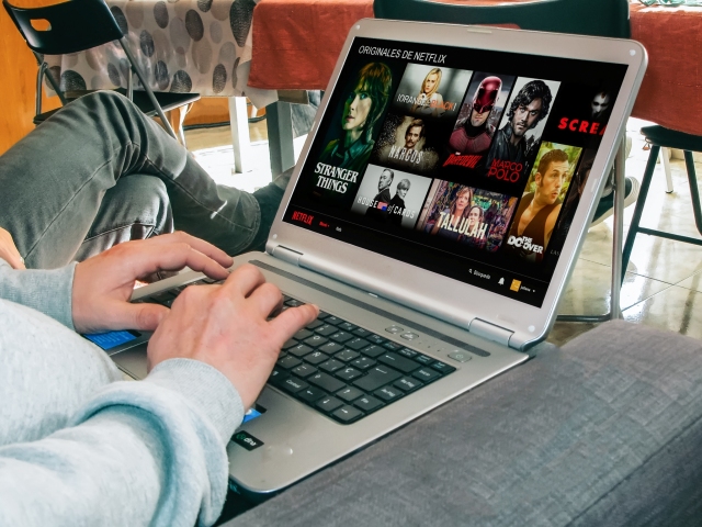 filmy, seriály, laptop, notebook, počítač, netflix