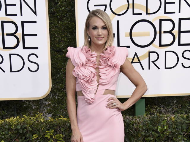 Speváčka Carrie Underwood v šatách Iris Serban.
