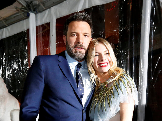 Režisér a herec Ben Affleck a jeho filmová kolegyňa Sienna Miller.
