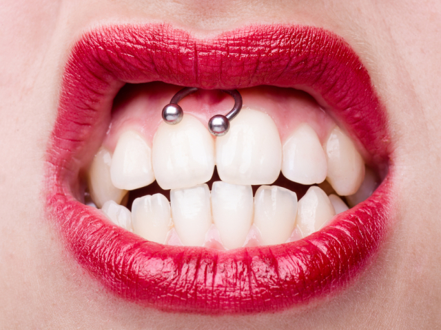 zuby, pery, ďasná, ústa, piercing