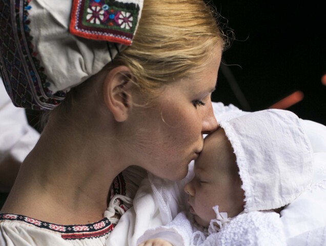 matka, dieťa, folklór, folklórny odev