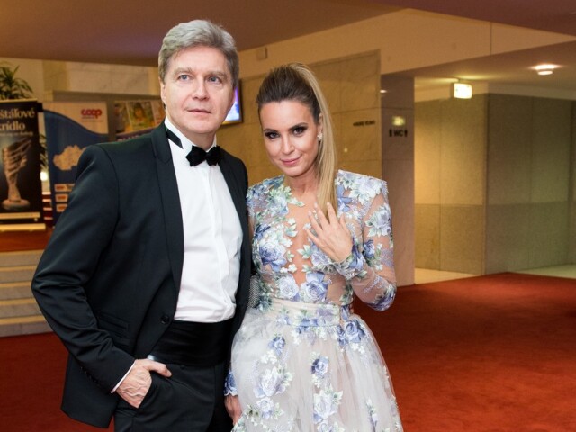 Erika Judínyová (v šatách od Jany Pištejovej) a jej partner Štefan Skrúcaný. 